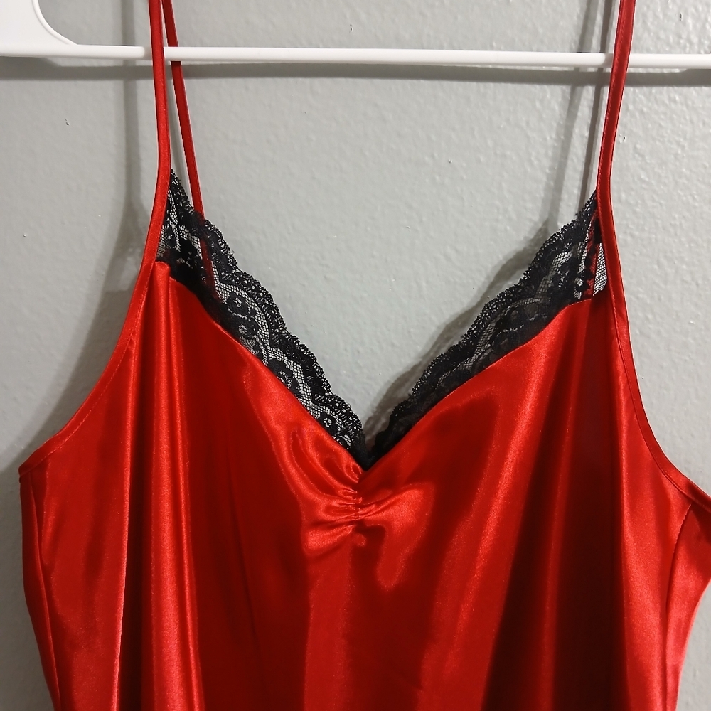 Elegant Red Satin‎ Nightgown with Lace Trim - Picture 4 of 10